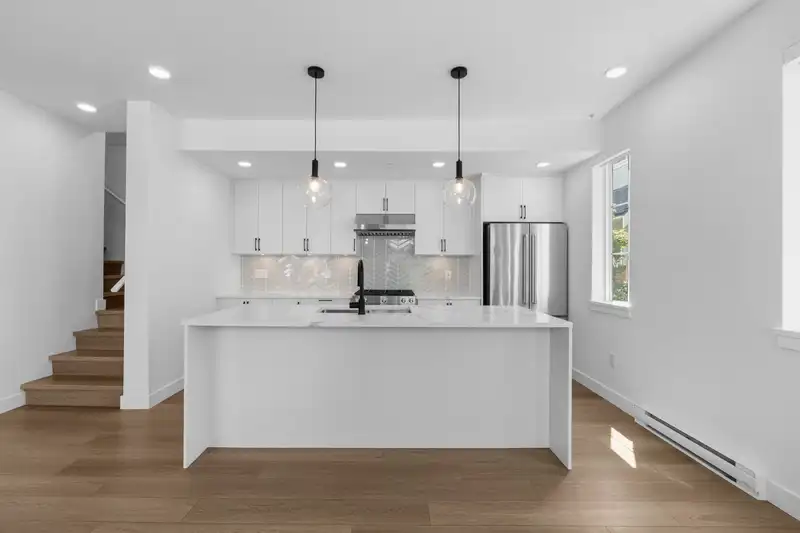 125 720 ROBINSON STREET - photo 4 of 40