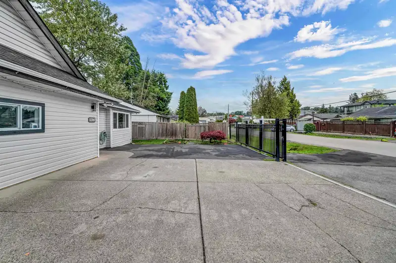 12707 113B AVENUE - photo 4 of 29