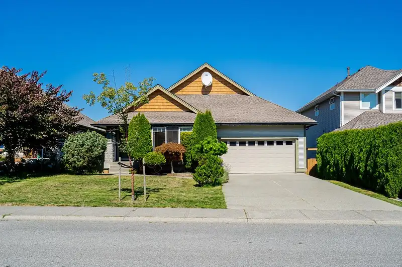 22359 50 AVENUE - photo 2 of 38