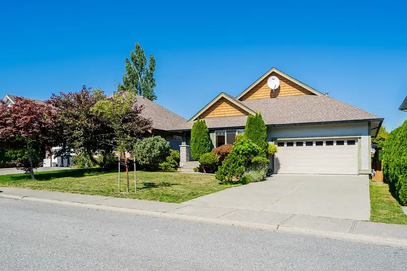 22359 50 AVENUE - photo 3 of 38