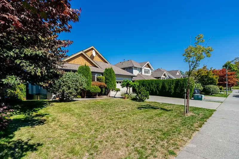 22359 50 AVENUE - photo 4 of 38