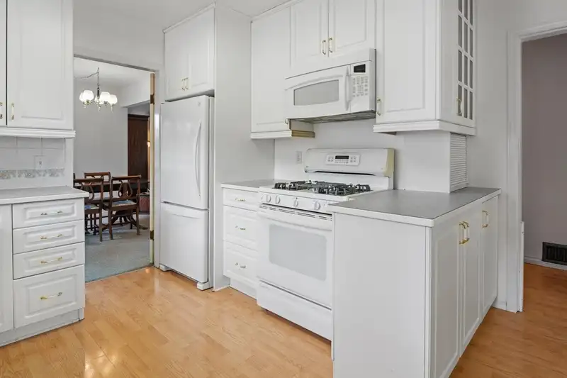 4050 IRMIN STREET - photo 4 of 40