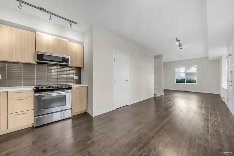 201 618 LANGSIDE AVENUE - photo 4 of 21