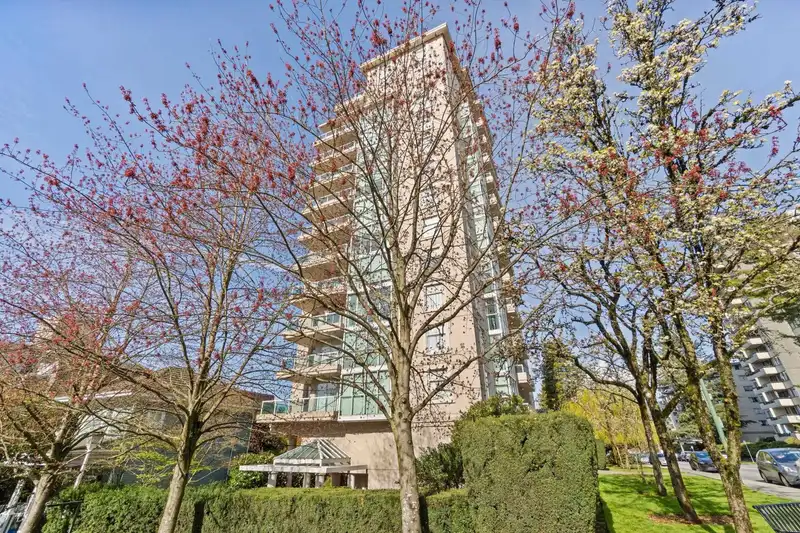 602 567 LONSDALE AVENUE - photo 1 of 26