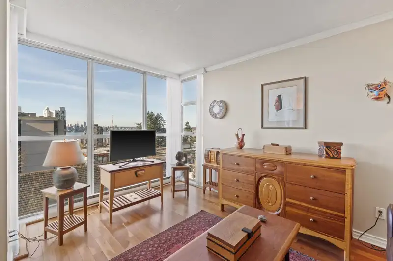 602 567 LONSDALE AVENUE - photo 3 of 26