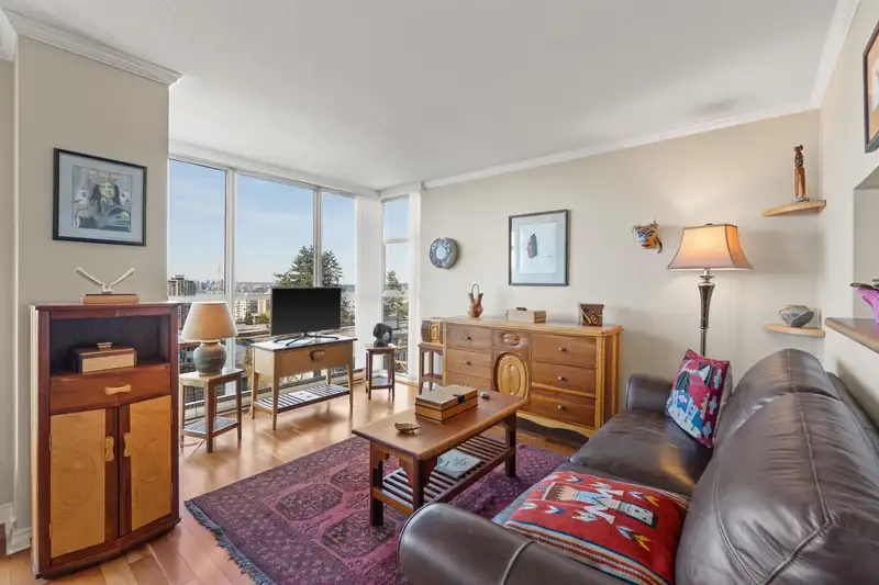 602 567 LONSDALE AVENUE - photo 4 of 26