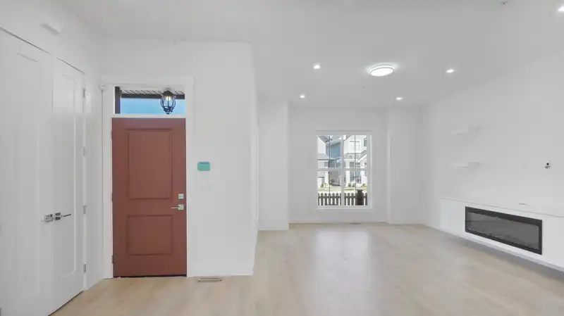 20510 76 AVENUE - photo 2 of 28