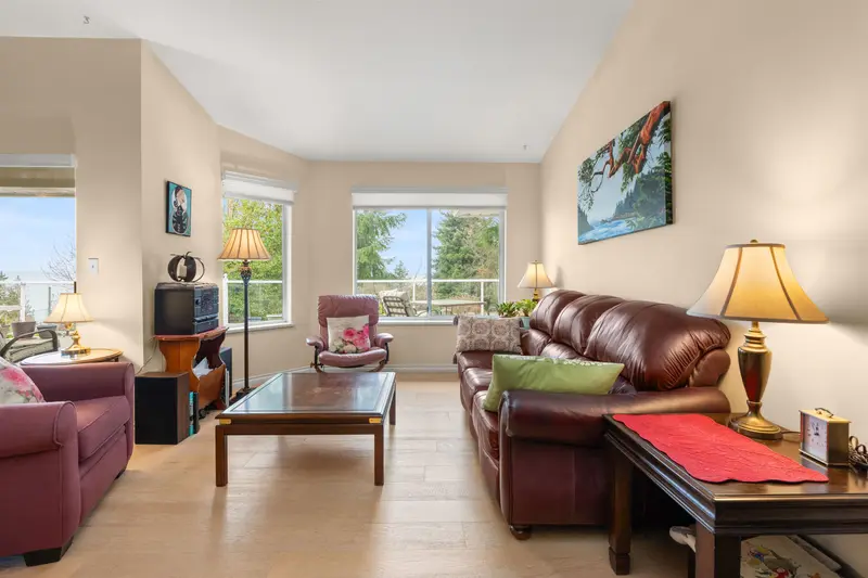 4967 LAUREL AVENUE - photo 3 of 25