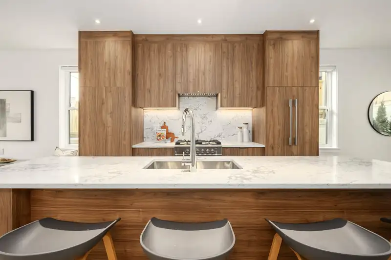 102 1125 CARTIER AVENUE - photo 1 of 31