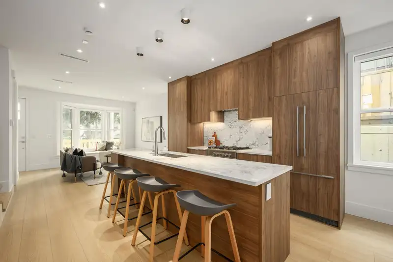 102 1125 CARTIER AVENUE - photo 2 of 31