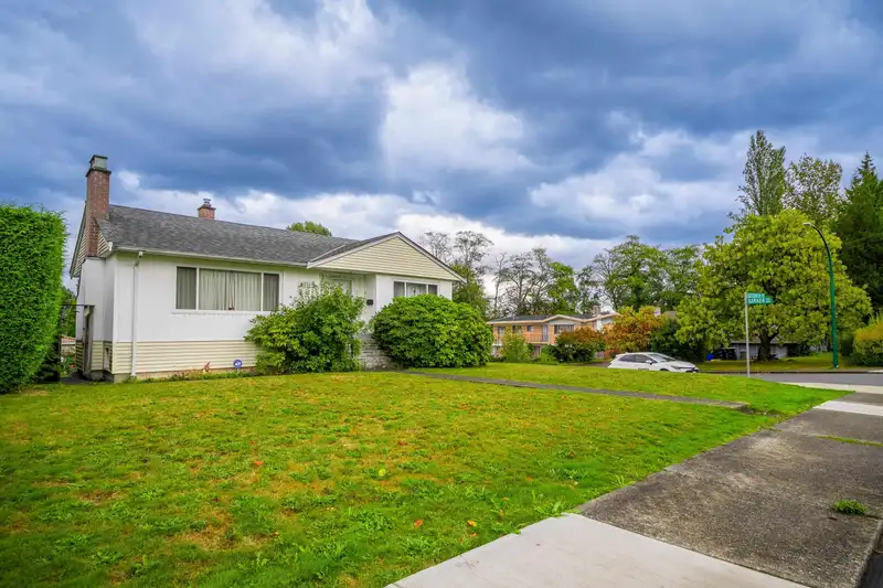4277 CASTLEWOOD CRESCENT - photo 2 of 20