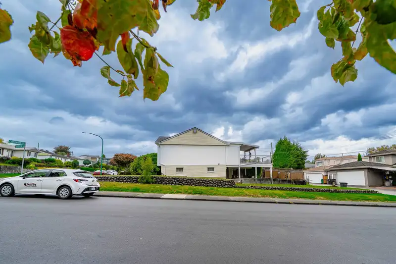 4277 CASTLEWOOD CRESCENT - photo 4 of 20