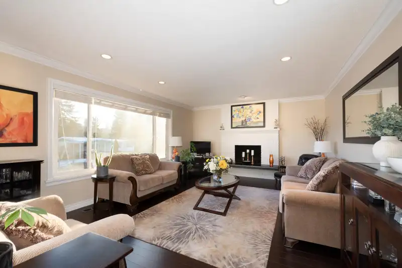 5415 IVAR PLACE - photo 4 of 40