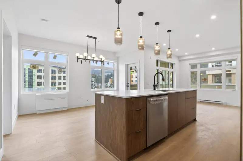 305 46185 THOMAS ROAD - photo 2 of 13