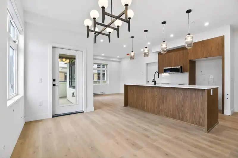 305 46185 THOMAS ROAD - photo 3 of 13