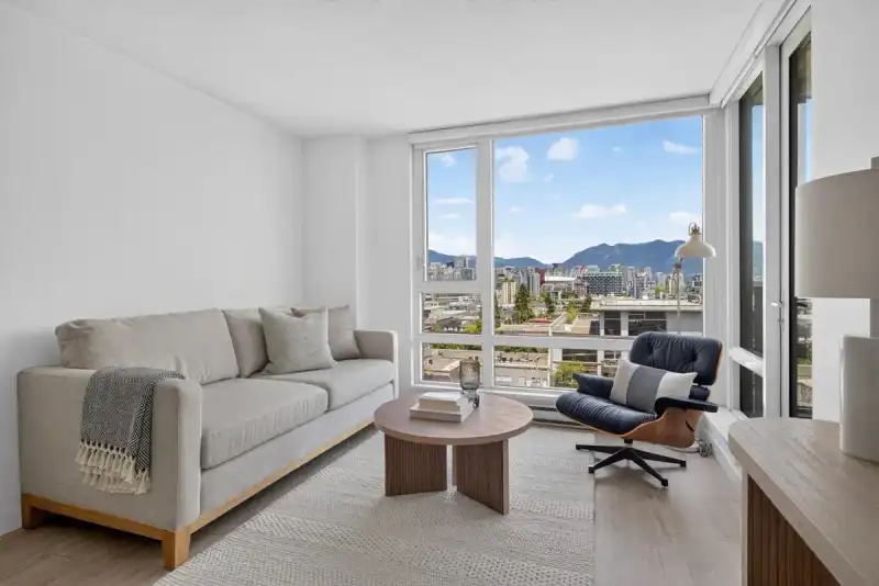 707 238 W BROADWAY - photo 1 of 35