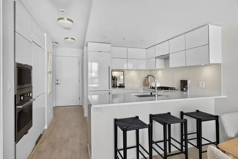 707 238 W BROADWAY - photo 2 of 35