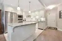 305 1705 MARTIN DRIVE - thumbnail 4