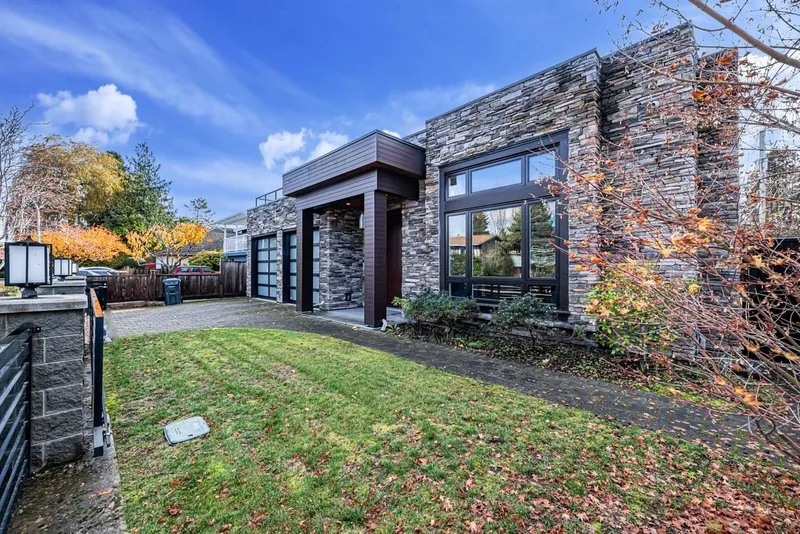 8631 FAIRDELL CRESCENT - photo 3 of 25