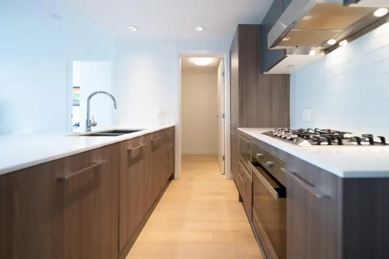 1012 2220 KINGSWAY - photo 4 of 20
