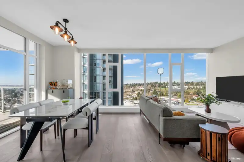 1906 7433 CAMBIE STREET - photo 2 of 33