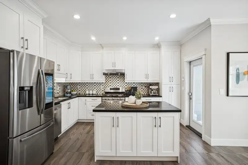 102 910 DELESTRE AVENUE - photo 1 of 37