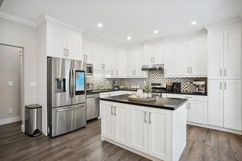 102 910 DELESTRE AVENUE - photo 3 of 37