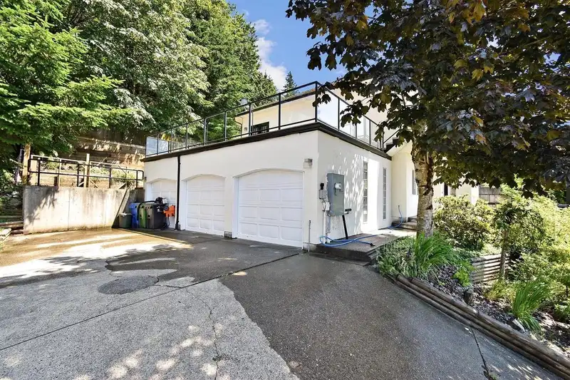 2662 ZURICH DRIVE - photo 2 of 40