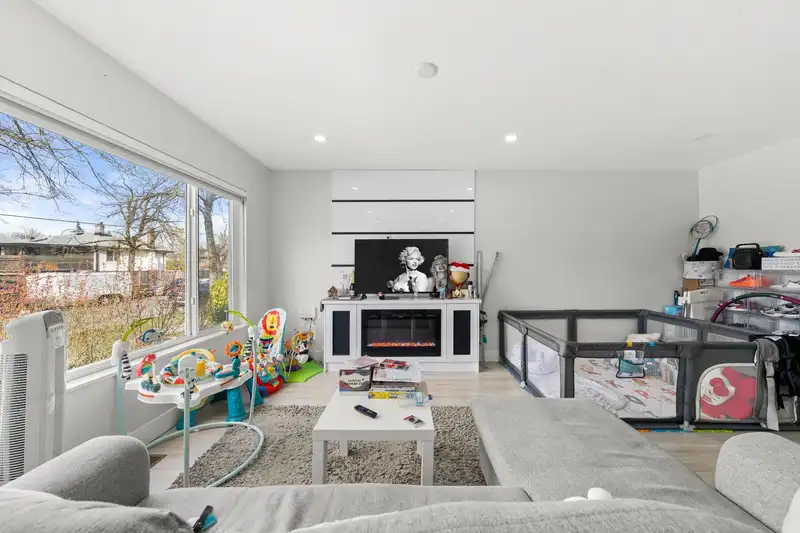 2506 E 45TH AVENUE - photo 4 of 40