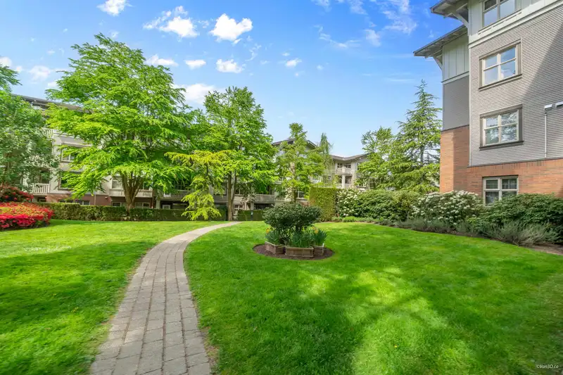 404 4883 MACLURE MEWS - photo 2 of 25