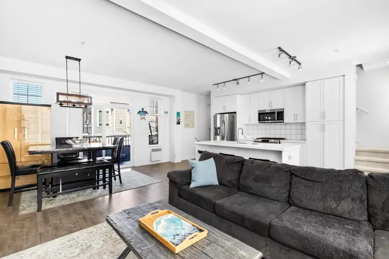 7 11272 240 STREET - photo 3 of 36