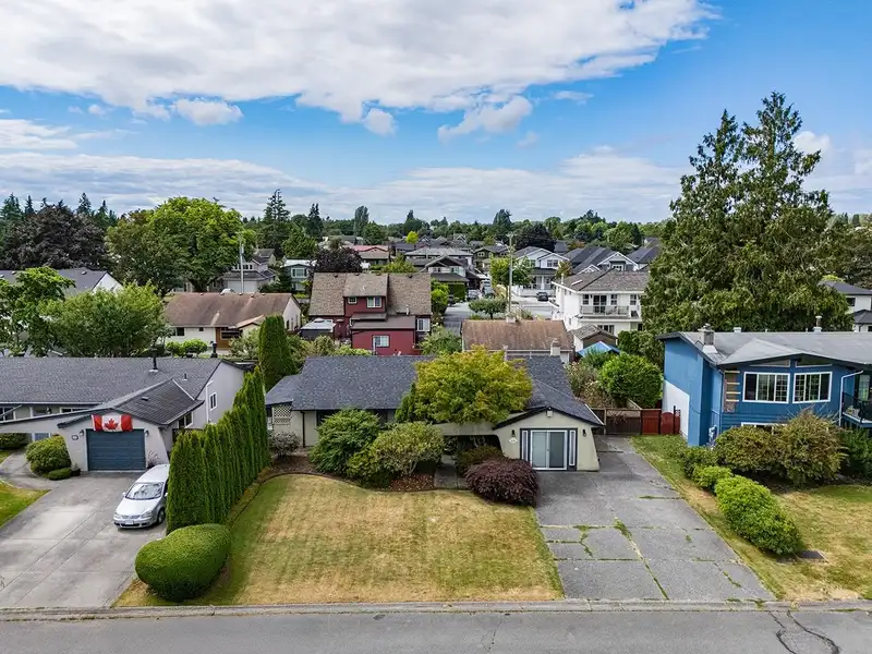 4643 55 STREET - photo 4 of 39