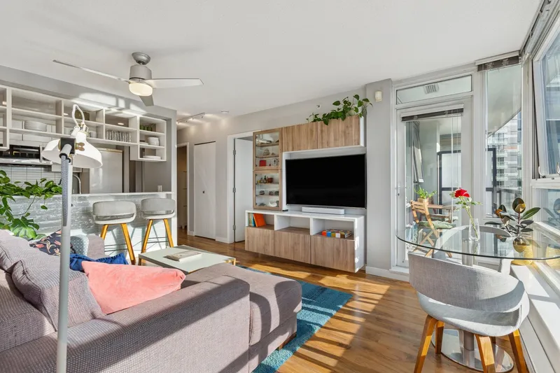 1711 939 EXPO BOULEVARD - photo 3 of 25