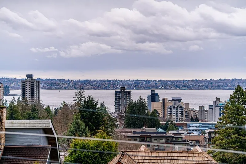 2135 LAWSON AVENUE - photo 2 of 25