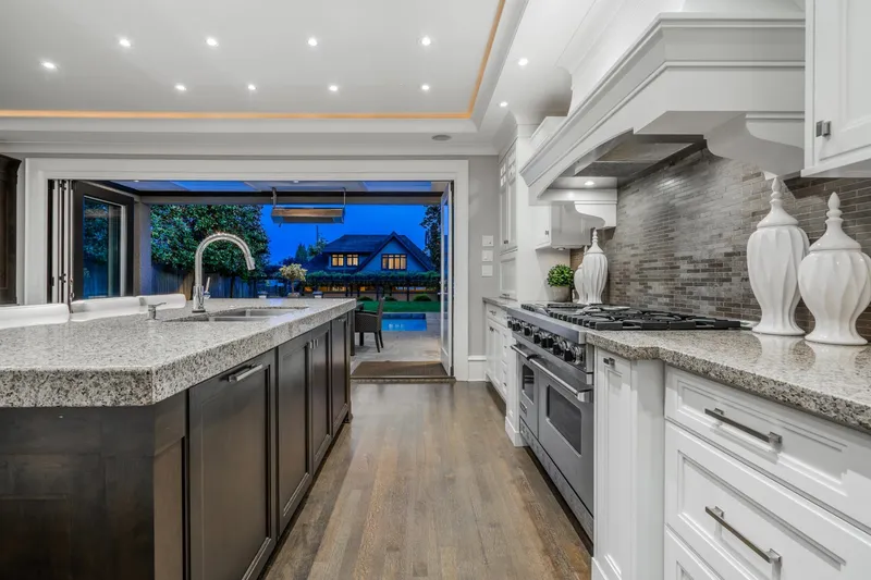 2312 KINGS AVENUE - photo 4 of 25