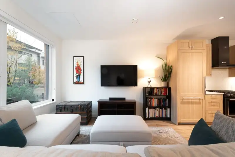 122 525 E 2ND STREET - photo 4 of 25