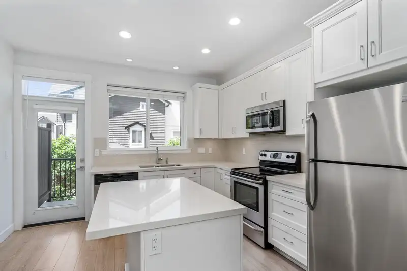 33 14271 60 AVENUE - photo 2 of 40