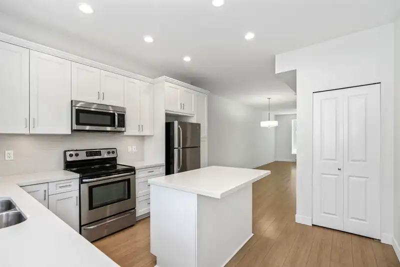 33 14271 60 AVENUE - photo 3 of 40