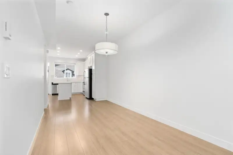 33 14271 60 AVENUE - photo 4 of 40