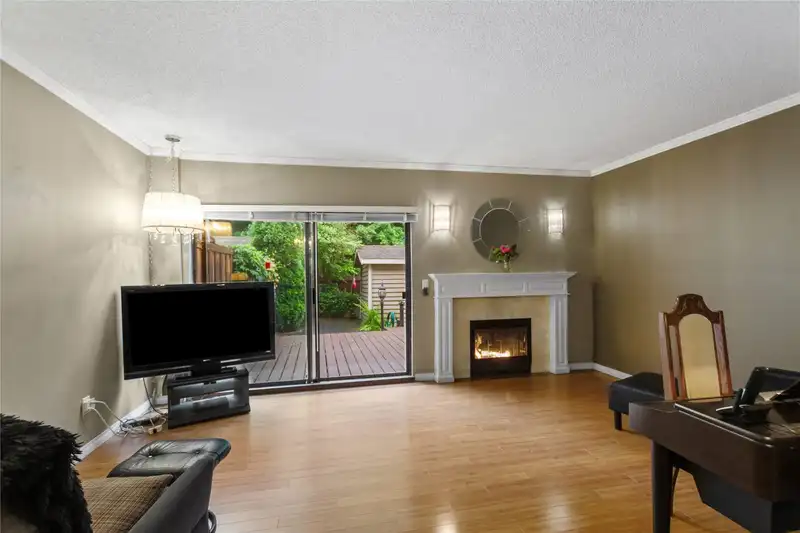 14 1141 EAGLERIDGE DRIVE - photo 4 of 25