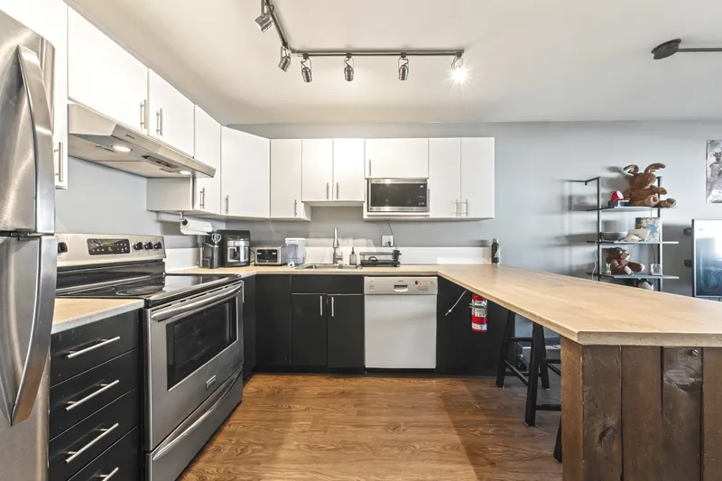 301 1209 HOWIE AVENUE - photo 2 of 16