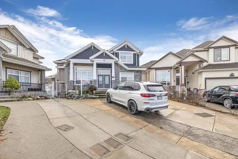 12778 67 AVENUE - photo 3 of 36