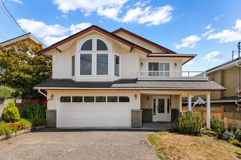 952 KENT STREET - photo 1 of 29