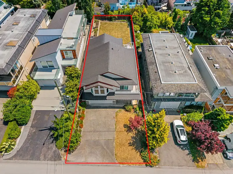 952 KENT STREET - photo 2 of 29