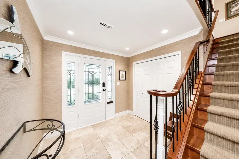952 KENT STREET - photo 4 of 29