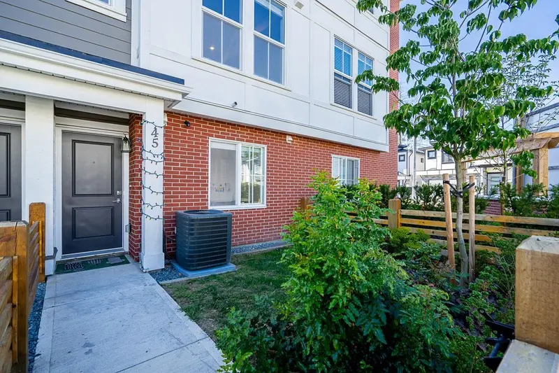 45 20680 76B AVENUE - photo 2 of 22