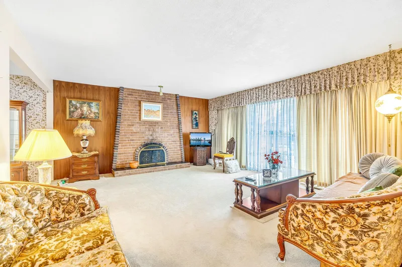 13886 78 AVENUE - photo 3 of 25