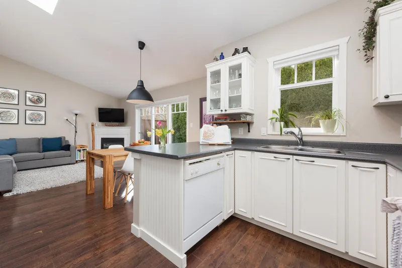 97 1821 WILLOW CRESCENT - photo 2 of 25