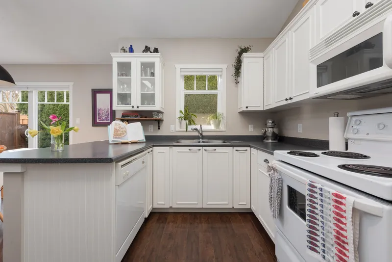 97 1821 WILLOW CRESCENT - photo 3 of 25