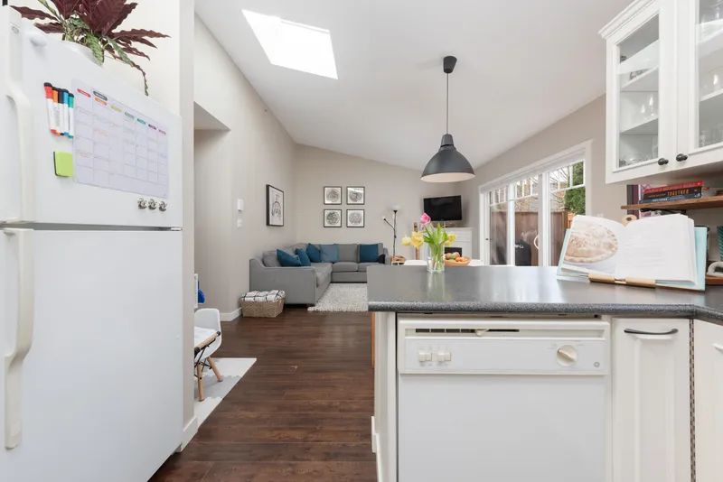 97 1821 WILLOW CRESCENT - photo 4 of 25